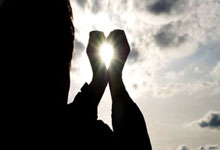 AYX：结下梁子英博球迷看台高喊＂傻X霍深坪＂，后者曾因挑衅被禁4场.